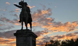 Statue équestre de Napoléon devant un coucher de soleil
