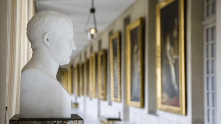 Statue de Napoléon dans une galerie
